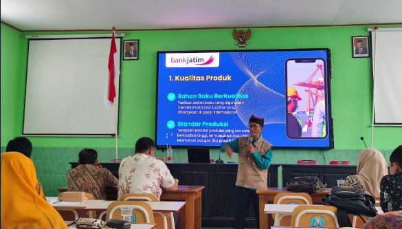 Narasumber memberi paparan tentang pentingnya kurasi produk industri kecil. Foto; Dok. SMKN Takeran Magetan